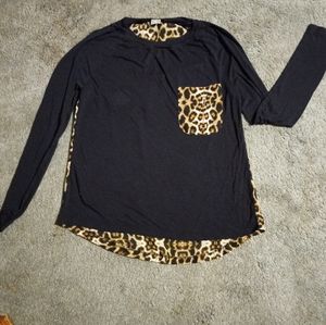 Black and cheetah print hi-low long-sleeved top